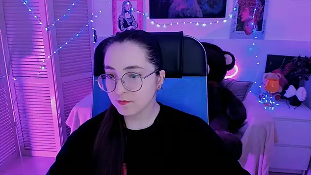 Snapshot of VirtuallVoyant chatting on 09.13.25 VirtuallVoyant online show from 09.13.25