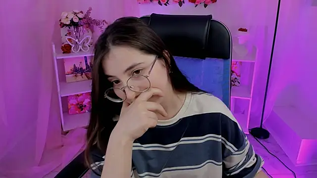 Snapshot of VirtuallVoyant chatting on 09.26.25 VirtuallVoyant online show from 09.26.25