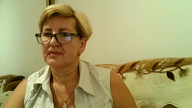 Snapshot of Dana4921 chatting on 10.19.25 Dana4921 online show from 10.19.25