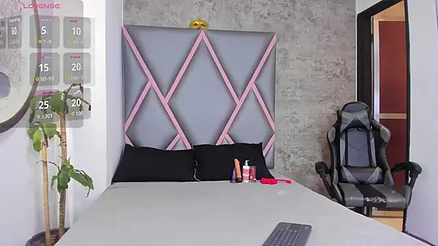 Snapshot of Quee_Sophine chatting on 12.16.25 Quee Sophine online show from 12.16.25