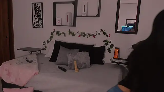 Mia 1120 online show from 09.29.25