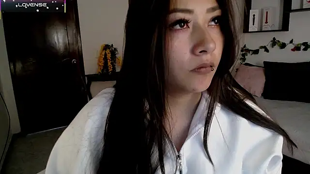 Mia 1120 online show from 11.04.25