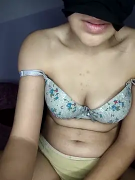 Snapshot of Maya_6 chatting on 10.27.25 Maya 6 online show from 10.27.25