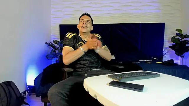 Snapshot of Dustin_Sonne chatting on 07.04.26 Dustin Sonne online show from 07.04.26