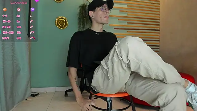 Snapshot of david_huge chatting on 10.02.25 david huge online show from 10.02.25