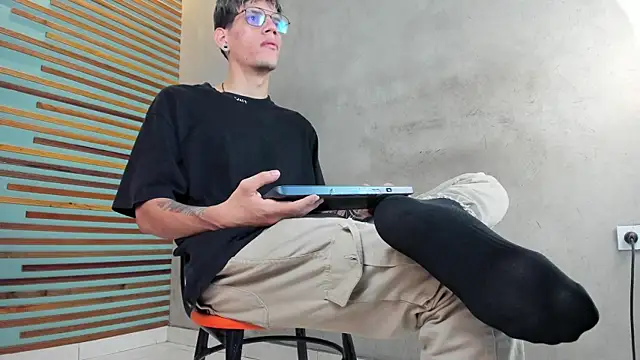 Snapshot of david_huge chatting on 10.17.25 david huge online show from 10.17.25