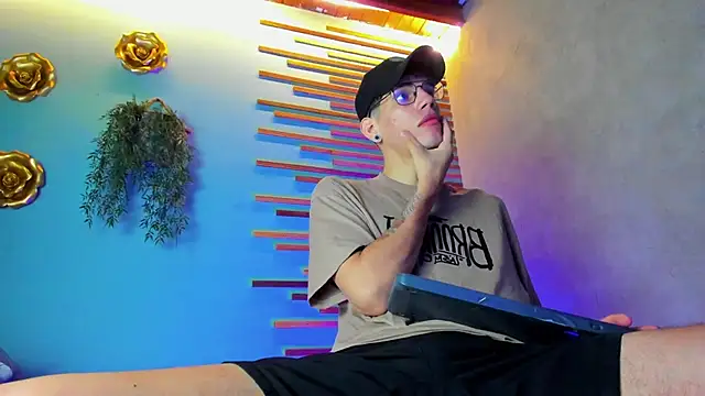 Snapshot of david_huge chatting on 10.24.25 david huge online show from 10.24.25