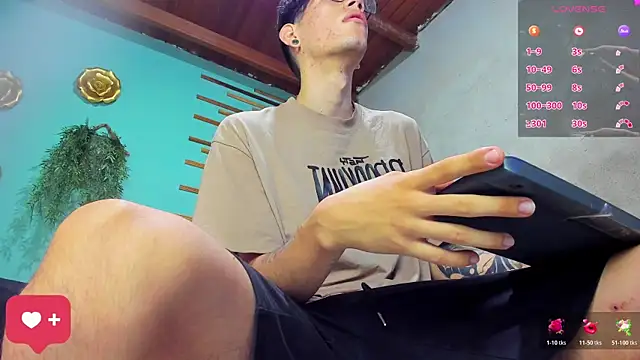 Snapshot of david_huge chatting on 11.01.25 david huge online show from 11.01.25