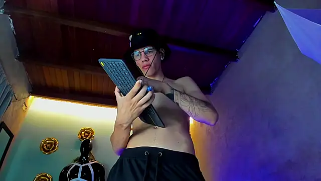 Snapshot of david_huge chatting on 11.05.25 david huge online show from 11.05.25