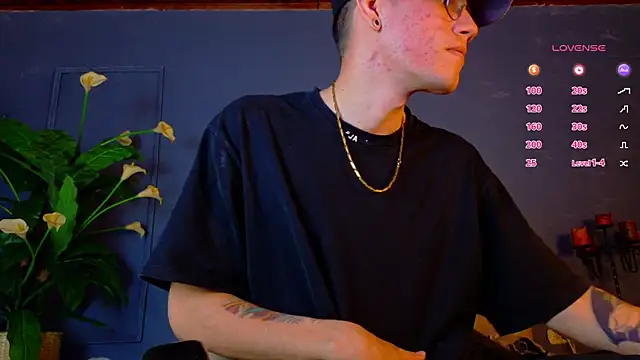 Snapshot of david_huge chatting on 11.18.25 david huge online show from 11.18.25