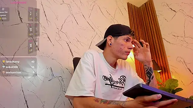 Snapshot of david_huge chatting on 11.22.25 david huge online show from 11.22.25