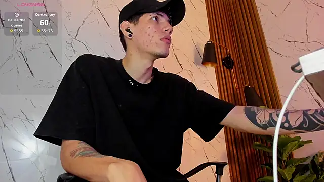 Snapshot of david_huge chatting on 11.24.25 david huge online show from 11.24.25