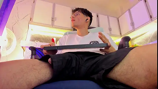 Snapshot of david_huge chatting on 11.29.25 david huge online show from 11.29.25