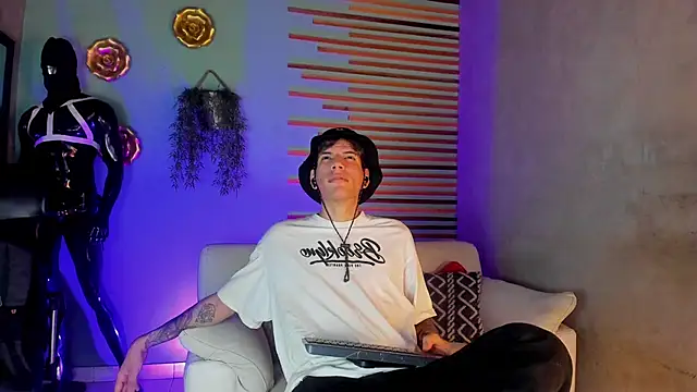 Snapshot of david_huge chatting on 12.14.25 david huge online show from 12.14.25