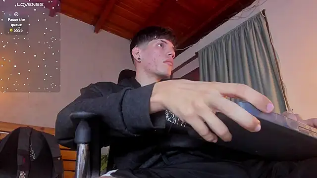 Snapshot of david_huge chatting on 12.16.25 david huge online show from 12.16.25