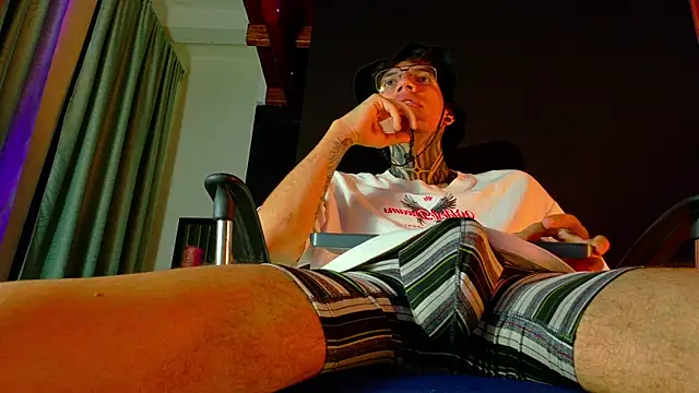 Snapshot of david_huge chatting on 07.18.26 david huge online show from 07.18.26