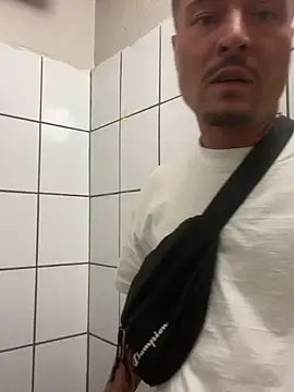 Snapshot of OfferedTearing chatting on 09.11.25 OfferedTearing online show from 09.11.25