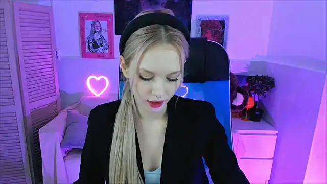 AvaDaviis online show from 10.18.25