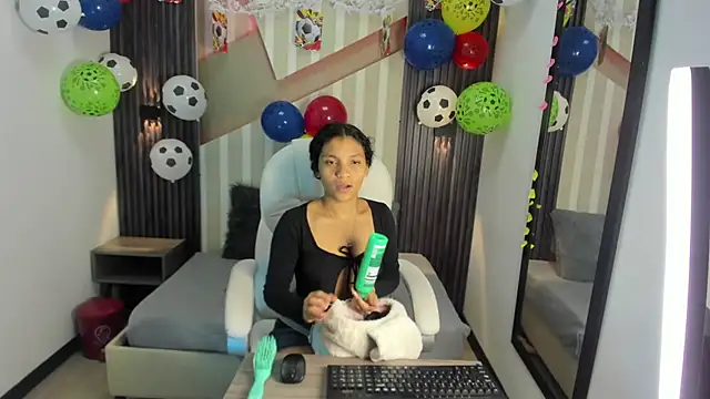 Snapshot of LittleeStar chatting on 06.23.26 LittleeStar online show from 06.23.26