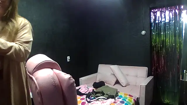 Snapshot of bigb00tycass chatting on 11.23.25 bigb00tycass online show from 11.23.25