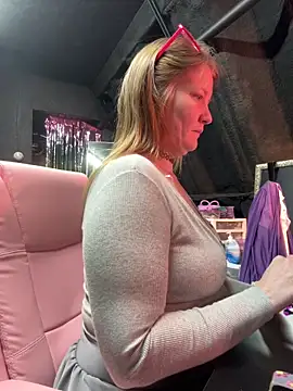 Snapshot of bigb00tycass chatting on 12.16.25 bigb00tycass online show from 12.16.25