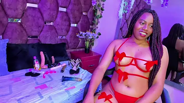 Snapshot of Thiana_Taylor chatting on 09.15.25 Thiana Taylor online show from 09.15.25