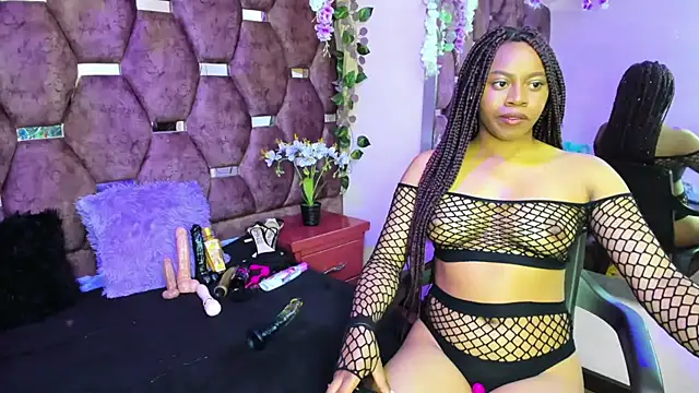 Snapshot of Thiana_Taylor chatting on 09.22.25 Thiana Taylor online show from 09.22.25