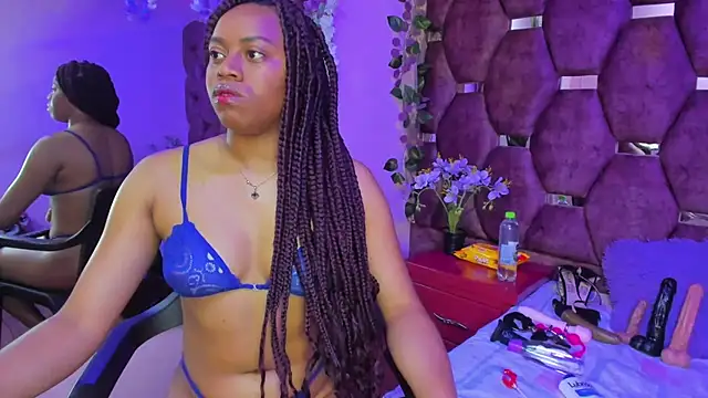 Snapshot of Thiana_Taylor chatting on 11.21.25 Thiana Taylor online show from 11.21.25