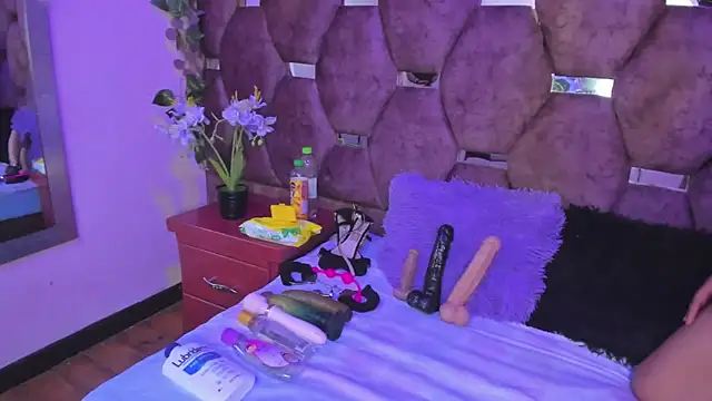 Snapshot of Thiana_Taylor chatting on 11.29.25 Thiana Taylor online show from 11.29.25