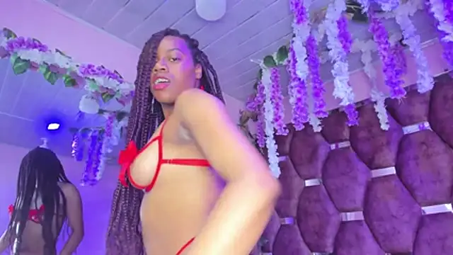 Snapshot of Thiana_Taylor chatting on 12.16.25 Thiana Taylor online show from 12.16.25