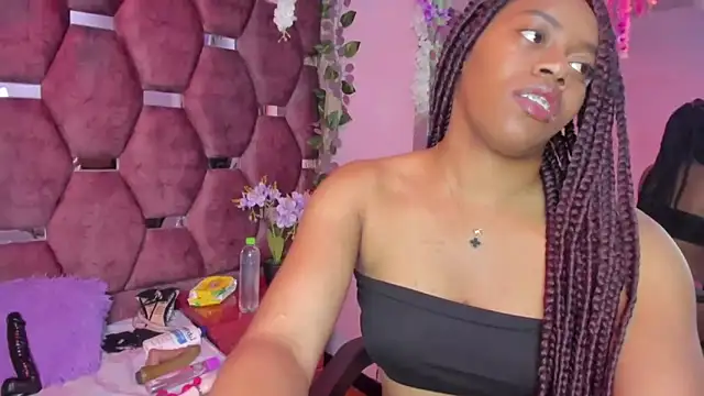 Snapshot of Thiana_Taylor chatting on 12.20.25 Thiana Taylor online show from 12.20.25