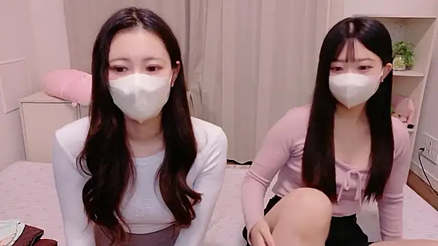 Snapshot of MOEMOE-Q chatting on 10.17.25 MOEMOE-Q online show from 10.17.25