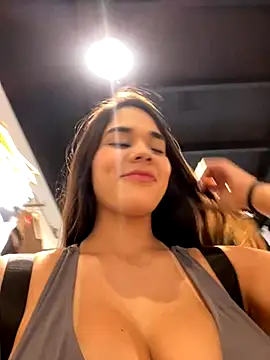 Snapshot of BellaLeclair chatting on 12.04.25 BellaLeclair online show from 12.04.25