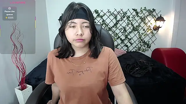 Snapshot of Louisa__clare chatting on 11.10.25 Louisa clare online show from 11.10.25