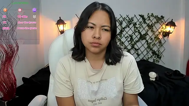 Snapshot of Louisa__clare chatting on 12.14.25 Louisa clare online show from 12.14.25