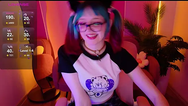 Snapshot of CoralineYoung chatting on 10.25.25 CoralineYoung online show from 10.25.25