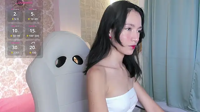 Snapshot of LilyThea chatting on 09.17.25 LilyThea online show from 09.17.25