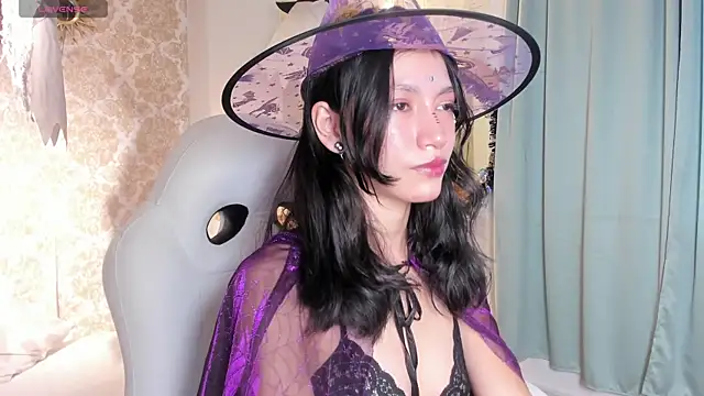 Snapshot of LilyThea chatting on 10.31.25 LilyThea online show from 10.31.25