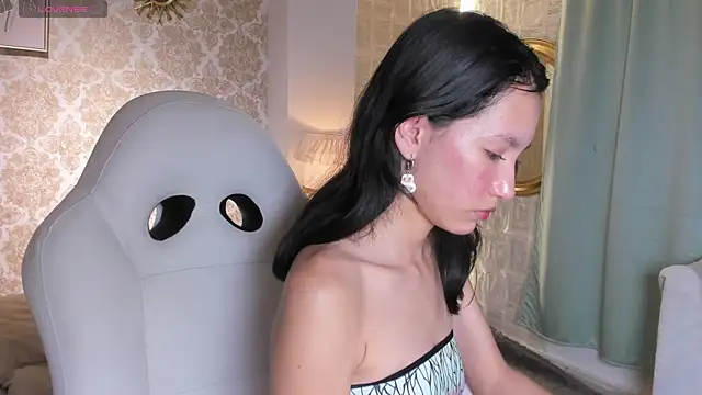 Snapshot of LilyThea chatting on 11.16.25 LilyThea online show from 11.16.25