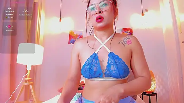 Karlaliones69 online show from 02.10.26