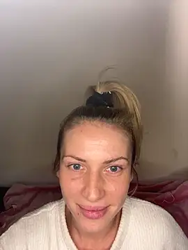 Snapshot of StellaWeb chatting on 11.11.25 StellaWeb online show from 11.11.25