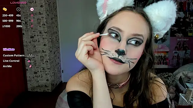 Snapshot of LucyRose3 chatting on 10.31.25 LucyRose3 online show from 10.31.25