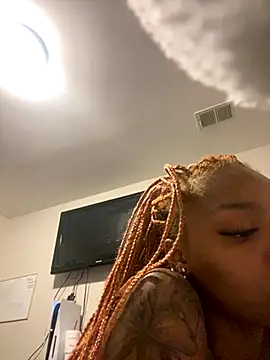 Snapshot of zanaaluvv chatting on 09.26.25 zanaaluvv online show from 09.26.25