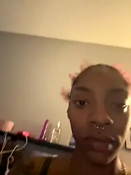 Snapshot of zanaaluvv chatting on 11.18.25 zanaaluvv online show from 11.18.25