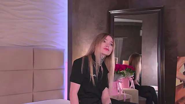 Snapshot of AriWild chatting on 11.21.25 AriWild online show from 11.21.25