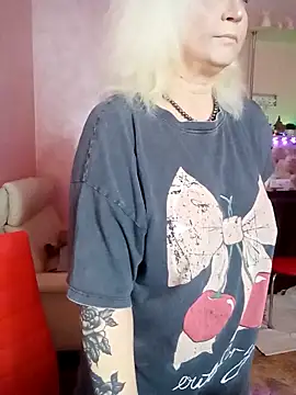 Snapshot of SquirtMilf00 chatting on 02.01.26 SquirtMilf00 online show from 02.01.26