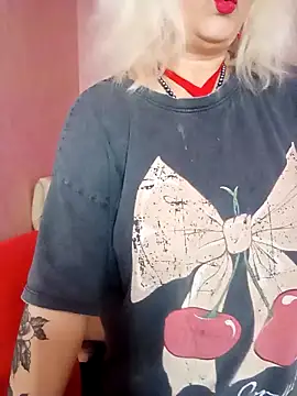 Snapshot of SquirtMilf00 chatting on 02.14.26 SquirtMilf00 online show from 02.14.26