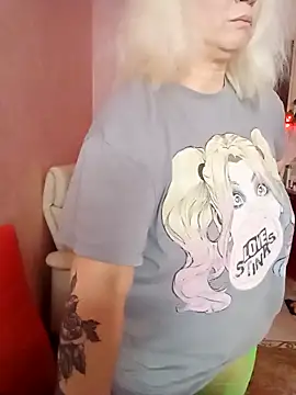 Snapshot of SquirtMilf00 chatting on 02.15.26 SquirtMilf00 online show from 02.15.26