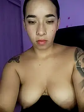 Snapshot of Valenn_fernandez chatting on 06.25.26 Valenn fernandez online show from 06.25.26