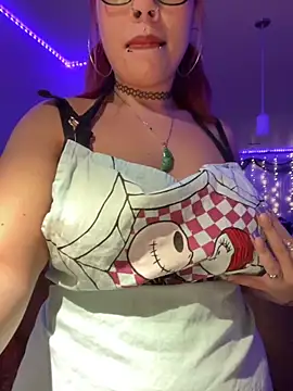 Snapshot of moan4mona chatting on 09.10.25 moan4mona online show from 09.10.25